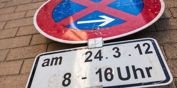 Mobiles Halteverbotsschild mit Zusatzschild für Datum und Uhrzeit – Halteverbotszone Bad Homburg