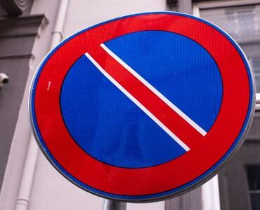 Halteverbotsschild an einer Hauswand – Halteverbotszone Bad Homburg
