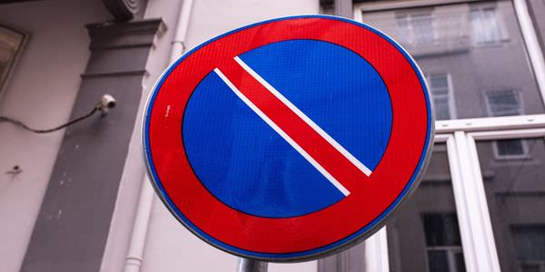 Halteverbotszone Bad Homburg: Halteverbotsschild an einer Hauswand