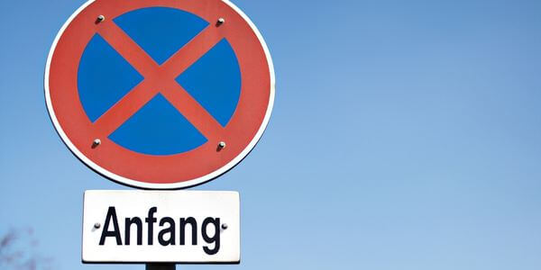 Halteverbotsschild mit Zusatzschild „Anfang“ – Halteverbotszone in Bad Homburg