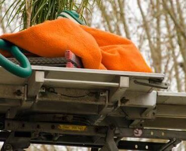 Möbellift transportiert ein Bündel Bettzeug nach oben – Möbellift in Bad Homburg
