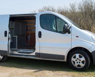 Weißer Transporter mit geöffneter Schiebetür – Transporter mieten in Bad Homburg